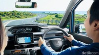 Kini di WagonR, ada fitur head-up display di minicar. Layar ini ditempatkan di dasbor di depan kursi pengemudi. Layar ini menampilkan kecepatan, alarm Dual Sensor Brake Support (DSBS) dan lainnya. Foto: Suzuki