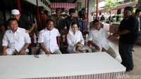 (Ki-ka) Anggota DPR Fraksi Gerindra Eddy Prabowo, Djemi Francis, Novita Wijayanti, dan Wakil Ketua Umum DPP Gerindra Fadli Zon menikmati urut tradisional Cimandi di sela perayaan HUT.