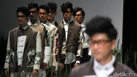 Mereka menampilkan desain motif-motif dan gaya baru rancangan Kudus dalam gaya khas busana kini bernapaskan etnik modern.