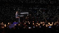 Ia sedikit menurunkan tempo kala memainkan piano di lagu Million Reason. Mike Ehrmann/Getty Images/detikFoto.