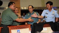 Panglima TNI Jenderal Gatot Nurmantyo berjabat tangan dengan KSAU Marsekal Hadi Tjahjanto saat menghadiri rapat di Komisi I DPR.