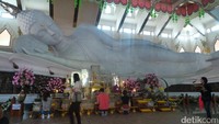 Liburan ke Thailand, wisatawan bisa melihat banyak patung Buddha Tidur. Di daerah Udon Thani, ada patung Buddha Tidur raksasa dengan batu marmer Italia (Masaul/detikTravel)