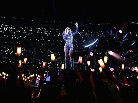 Gaya Seksi Lady Gaga Pakai Body Suit Versace di Super Bowl