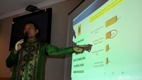 Direktur Riset Median, Sudarto menunjukan pengaruh isu negatif terhadap elektabilitas ketiga pasangan cagub-cawagub DKI Jakarta.