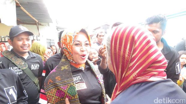 Cawagub Sylviana menari bersama nenek Ani