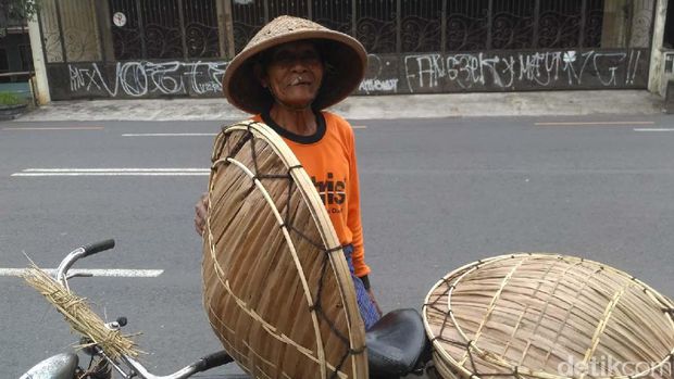 Mbah Wagiran, Pengrajin Caping Bebek yang Masih Tersisa di Sleman