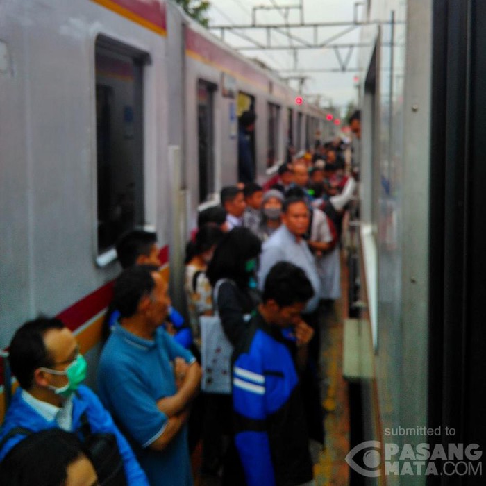 KRL Terlambat Datang, Penumpang Berdesakan di Stasiun Manggarai