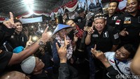 Memakai caping, Agus berfoto bersama nelayan.