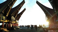 Selain sunrise traveler juga bisa mengabadikan rumah adat Toraja atau disebut tongkonan. Dengan latar awan dan pantulan cahaya matahari, tongkonan makin terlihat dramatis (Bonauli/detikTravel)