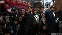Ia juga menerima caping dari para nelayan.