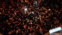 Calon Gubernur DKI Jakarta no urut satu, Agus Harimurti Yudhoyono saat melakukan gerilya ke kampung nelayan di kawasan Muara Angke, Jakarta Utara, Minggu (5/2/) malam.