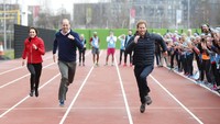 Mereka pun mencoba adu balap lari. Alastair Grant - WPA Pool/Getty Images/detikFoto.