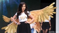 Ia menampilkan clothing line miliknya bertajuk JD dengan konsep angel. Pool/Ismail/detikFoto.