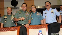 KSAU Marsekal Hadi (paling kanan) ketika mengikuti rapat di DPR (Foto: Lamhot Aritonang)