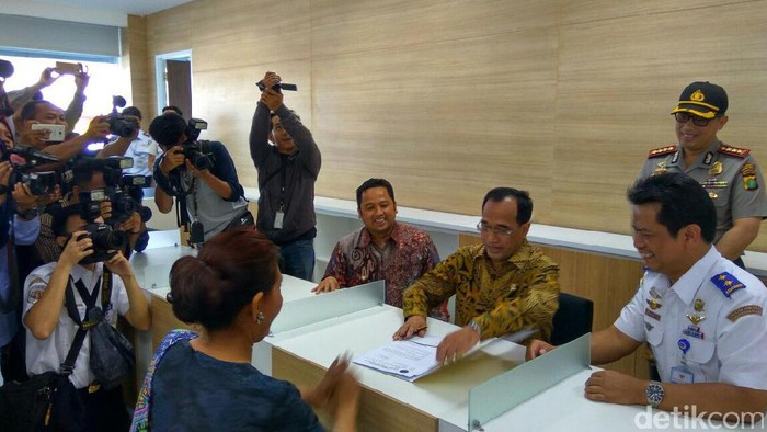 Budi Karya dan Susi Contohkan Cara Urus Izin Kru Pesawat