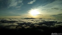 Lolai disebut juga sebagai Negeri di Atas Awan, karena kampung ini berada di ketinggian dan dikelilingi awan. Atraksi yang paling ditunggu adalah sunrise, cantik banget (Bonauli/detikTravel)