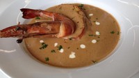 Sup beraroma seafood ini memakai campuran krim gurih. Garnishnya terdiri dari daging kepiting, udang dan potongan scallop.
