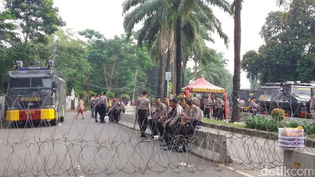 Jelang Sidang Ahok, Massa Mulai Berdatangan ke Kementan