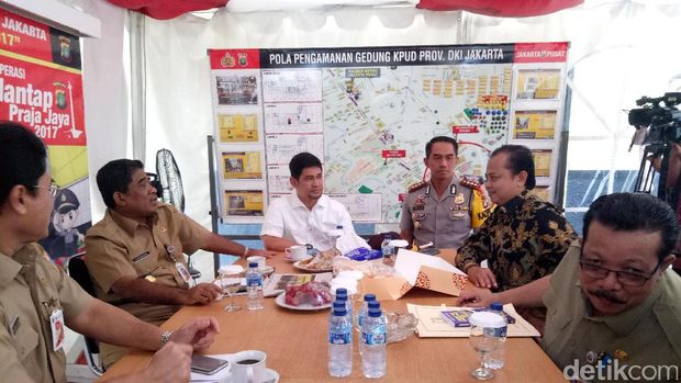 Plt Gubernur DKI, Kapolda Metro, KPU DKI rapat jelang pencoblosan / 