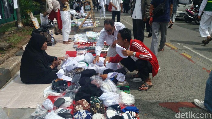 Atribut FPI Laris Manis di Area Sidang Ahok, Pedagang Raup Untung