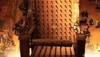  Kursi kayu yang dilengkapi dengan paku di setiap bagiannya. Fungsinya untuk menghukum terdakwa secara perlahan-lahan (Randy/detikTravel)
