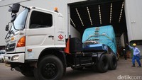 Truk membawa komponen utama turbin uap dari pabrik PT Siemens Indonesia di Cilegon, Banten, Selasa (7/2/2017). 