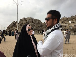 Ini yang Dirasakan Dewi Sandra Saat Thawaf Harus Pakai Kursi Roda