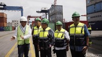 Hadir dalam acara tersebut Direksi dan komisaris (ki-ka:) Presdir PT NPH Paul Krisnadi, Preskom NPH Agus Suhartono, Direktur Harry Zulnardi, Komisioner Eddy Kuntadi dan Direktur Suparwanto.