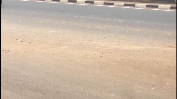 Jalanan dipenuhi tanah dan batu kerikil.