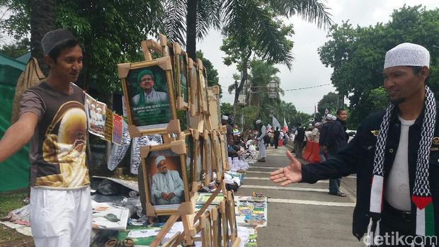 Atribut FPI Laris Manis di Area Sidang Ahok, Pedagang Raup Untung