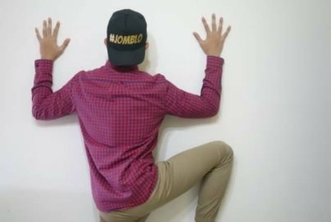 Sekalipun saat bergaya formal, pria kelahiran Surakarta 28 tahun lalu itu menyelipkan unsur jenaka. Seperti topi yang dihiasi tulisan #jomblo ini. (Foto: Facebook/Kaesang Pangarep)