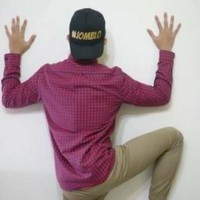 Sekalipun saat bergaya formal, pria kelahiran Surakarta 28 tahun lalu itu menyelipkan unsur jenaka. Seperti topi yang dihiasi tulisan #jomblo ini. (Foto: Facebook/Kaesang Pangarep)