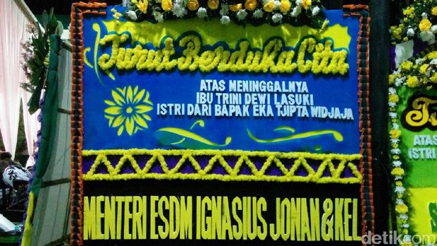 Karangan bunga dari Menteri ESDM Ignasius Jonan