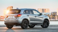 Di kemudi setirnya, handbrake lever, dan knob transimisi serta jok terdapat jahitan berwarna merah, juga ada pedal aluminium, sistem hiburan yang terhubung dengan Apple CarPlay dan Android Auto.Foto: Carscoops