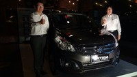 Manajemen PT Suzuki Indomobil Sales berpose dengan Ertiga Diesel Hybrid. Ertiga Diesel Hybrid hanya ditawarkan dengan transmisi manual. Mobil ini hadir dalam tiga pilihan warna yaitu Superior White, Granite Grey Metallic dan Silky Silver Metallic. Foto: Rangga Rahadiansyah