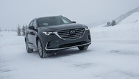 CX-9 2017 ini, pada tingkat menengah touring ditambahkan fitur Smart City Brake Support, jok kulit, keyless entry, kursi listrik depan, power liftgate, dan fitur upgrade layar sentuh 8 inci.Foto: motortrend
