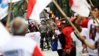 Polisi siaga menjaga aksi itu.