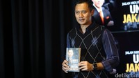 Agus meluncurkan buku Telah Kupilih Jalan Hidupku yang Baru untuk Jakarta di Agus Harimurti Yudhoyono Command Center, Jl Wijaya I, Kebayoran Baru, Jakarta Selatan, Selasa (7/2/2017). Buku tersebut dia tulis berdasarkan pengalaman pribadi saat bergerilya lapangan menemui warga.