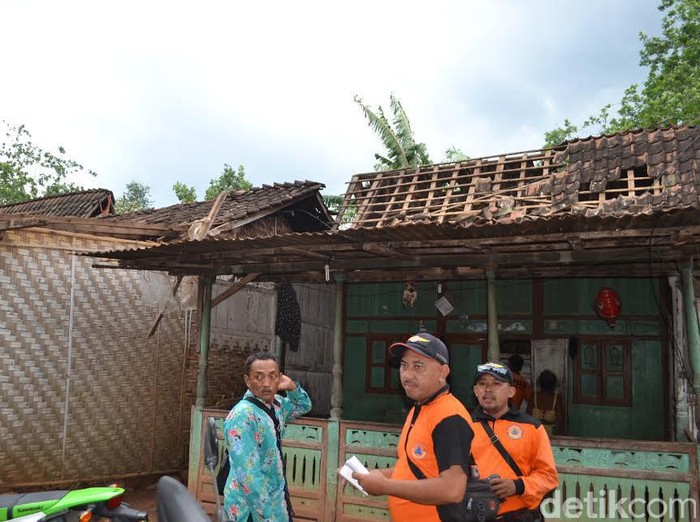 Puting Beliung, 11 Rumah dan Satu Sekolah di Situbondo Rusak