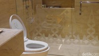 Untuk kamar mandinya sendiri, sangat ekslusif dengan shower pula. Sambil menanti giliran untuk terbang, para penumpang First Class bisa mandi-mandi terlebih dahulu (Wahyu/detikTravel)