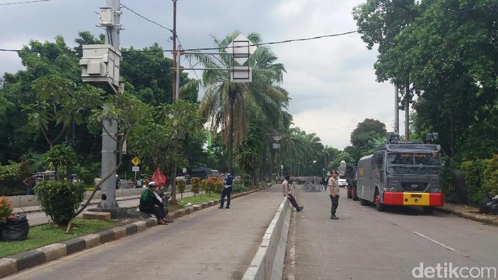 Massa Membubarkan Diri, Lalin Depan Kementan Dibuka Kembali