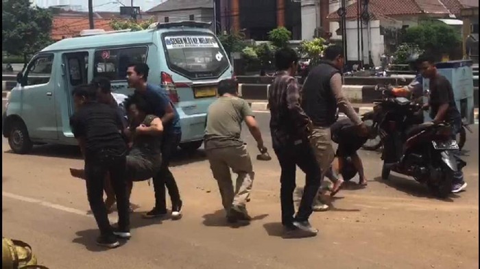 Hati-hati Jalan Matraman Jaktim Licin, Pemotor Terjungkal