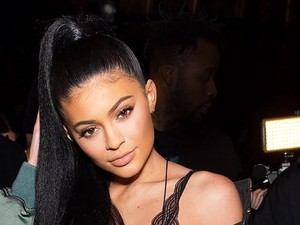 Setelah Lipstik, Kylie Jenner Rilis Koleksi Highlighter Akhir Februari