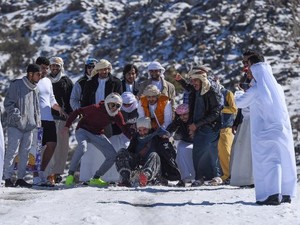 Salju Langka Turun di Uni Emirat Arab, Warga Senang