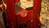  Guillotine atau alat eksekusi pemenggal kepala. Dulu alat penyiksaan ini banyak dipakai di Prancis untuk menghabisi terdakwa dengan cepat tanpa rasa sakit (Randy/detikTravel)