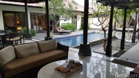 Ruang keluarga dengan konsep bangunan tanpa dinding. Ada satu set sofa dan satu set meja makan. Suara gemericik air bikin suasana tenang dan damai (Fitraya/detikTravel)