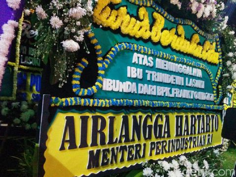 Karangan bunga dari Menteri Perindustrian Airlangga Hartarto