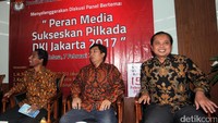 (ki-ka) Sekjen Press Room DPR Freddy Batary, Karel Susetyo dan Ketua KPUD DKI Soemarno saat menghadiri diskusi panel di Jakarta, Selasa (7/2/2017).