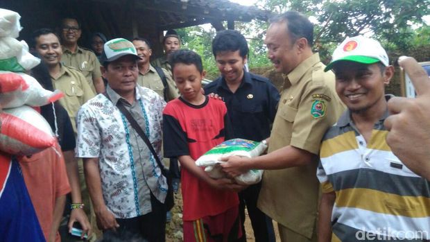  Bupati Trenggalek, Jawa Timur, Emil Elestianto Dardak mengunjungi keluarga Soinem