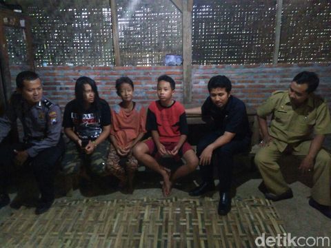  Bupati Trenggalek, Jawa Timur, Emil Elestianto Dardak mengunjungi keluarga Soinem